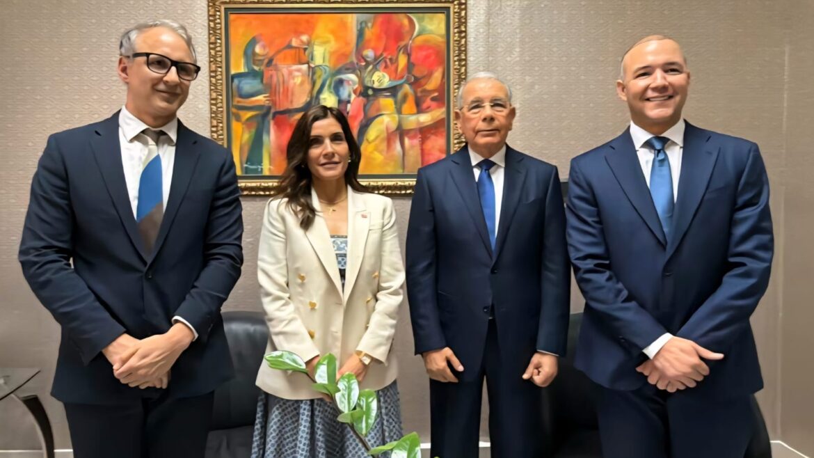 Embajadora de Estados Unidos, Leah Francis Campos, se reúne con el ex Presidente Danilo Medina